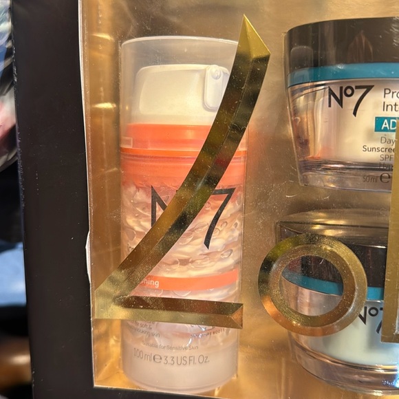 No7 facial cleaning products! 10 pc new in box. - Picture 4 of 6